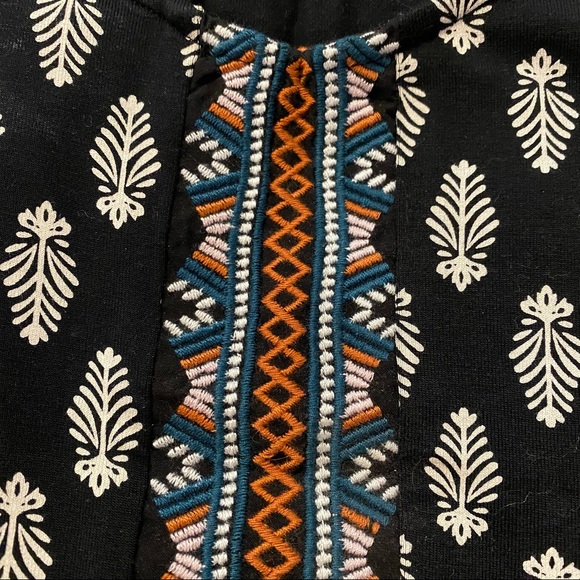 Embroidered print sleeveless top - Picture 4 of 4